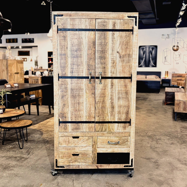 Armoire bar à vin en bois de manguier massif, style industriel, portes fermées, meuble sur roulettes.