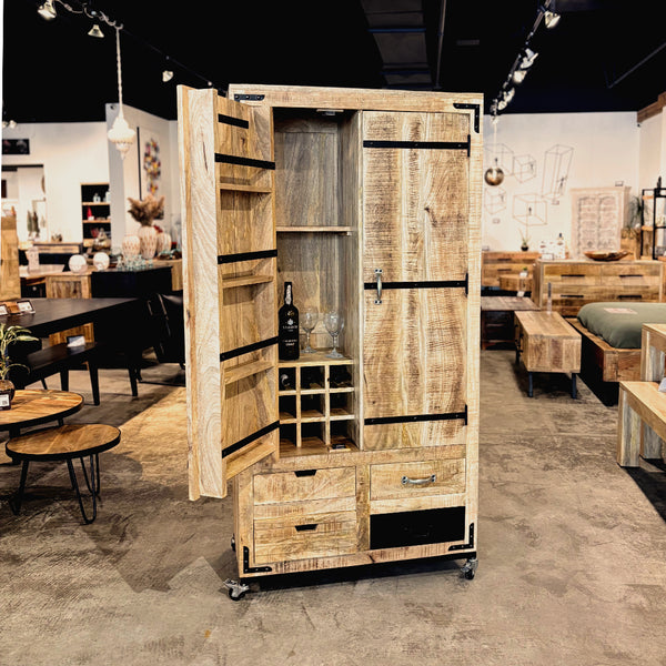 Armoire bar à vin en manguier massif ouverte, casiers à bouteilles, étagères et rangements intégrés style industriel.