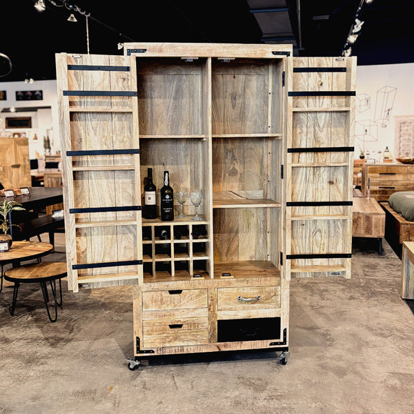 Armoire bar à vin en manguier massif ouverte, casiers à bouteilles, étagères  et rangements intégrés style industriel.