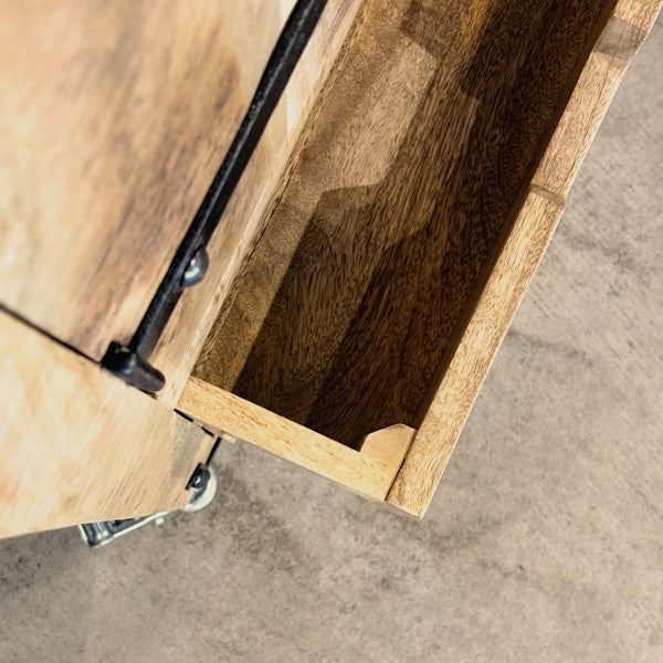 Détail d’un tiroir ouvert d’une armoire bar à vin en manguier massif, intérieur en bois naturel, finition artisanale.