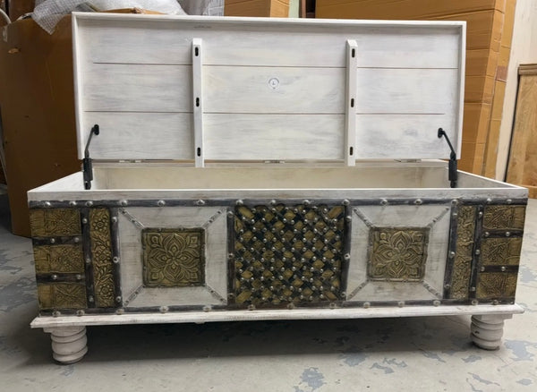 Coffre antique 17.5x47x23.5''