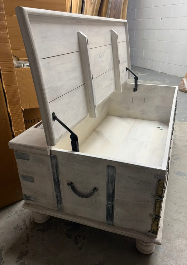 Coffre antique 17.5x47x23.5''