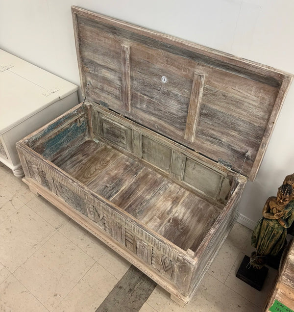 Coffre antique 17.5x48x24''