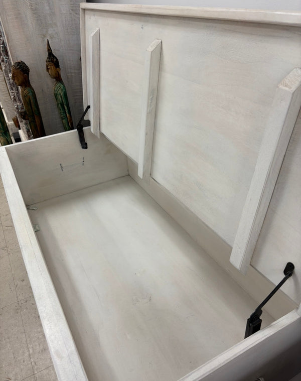 Coffre antique blanchi 18.5x47x24''