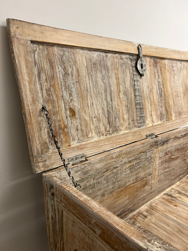 Coffre antique 17.5x47.5x18''