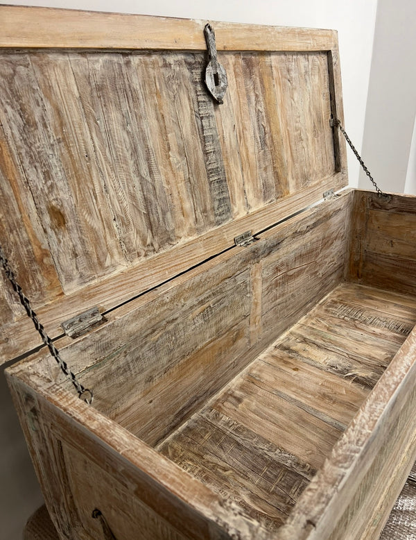 Coffre antique 17.5x47.5x18''