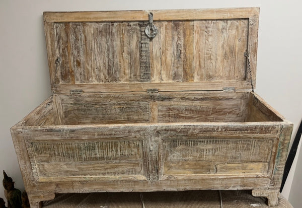 Coffre antique 17.5x47.5x18''