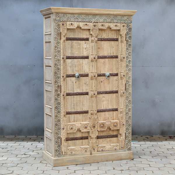 Armoire indienne sculptée — bois massif ancien 84×50×21"