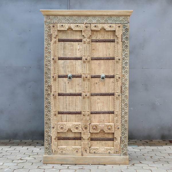 Armoire indienne sculptée — bois massif ancien 84×50×21"