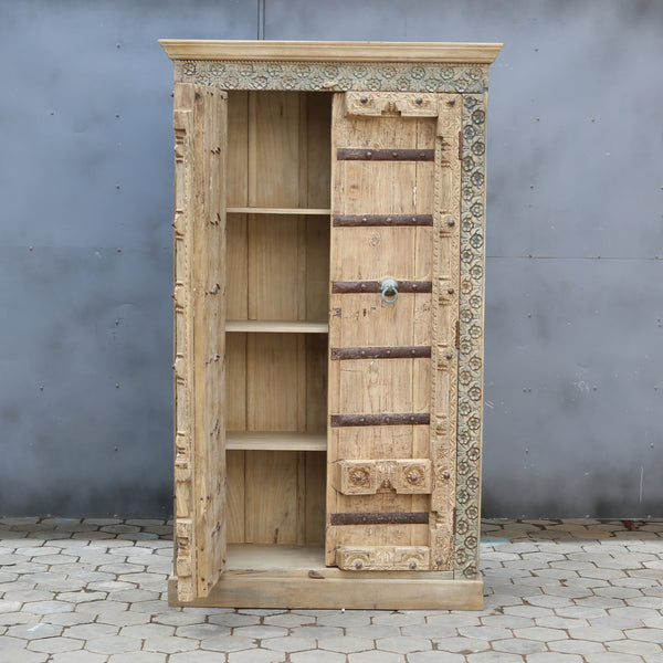 Armoire indienne sculptée — bois massif ancien 84×50×21"