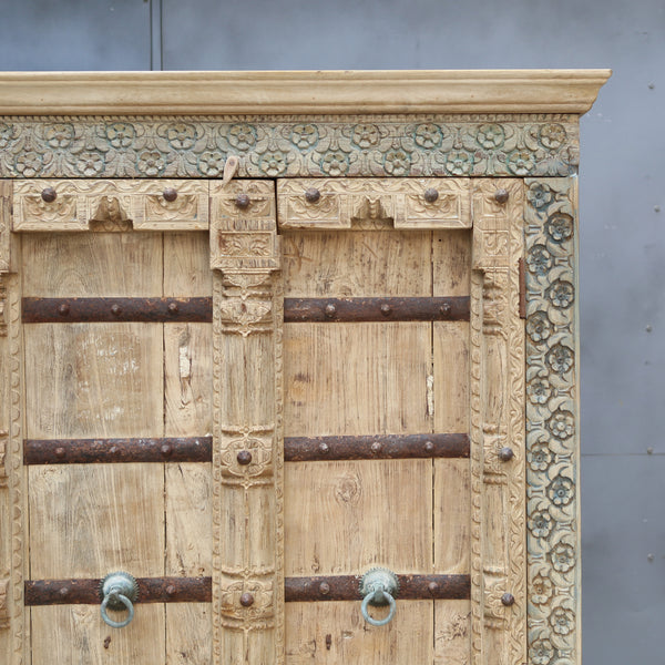 Armoire indienne sculptée — bois massif ancien 84×50×21"