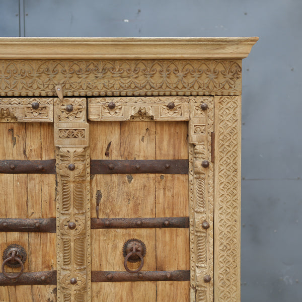 Armoire ancienne sculptée —  ferrures rustiques 78×50×22"