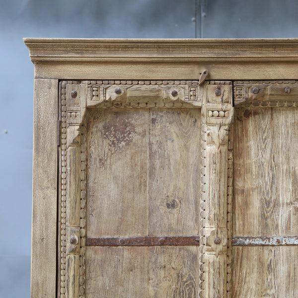 Armoire ancienne minimaliste — bois massif patiné 81×45×19"