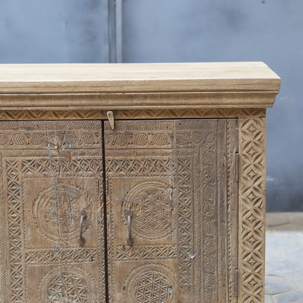 Buffet sculpté ancien — bois massif naturel 34.5×70×18"