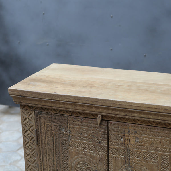 Buffet sculpté ancien — bois massif naturel 34.5×70×18"