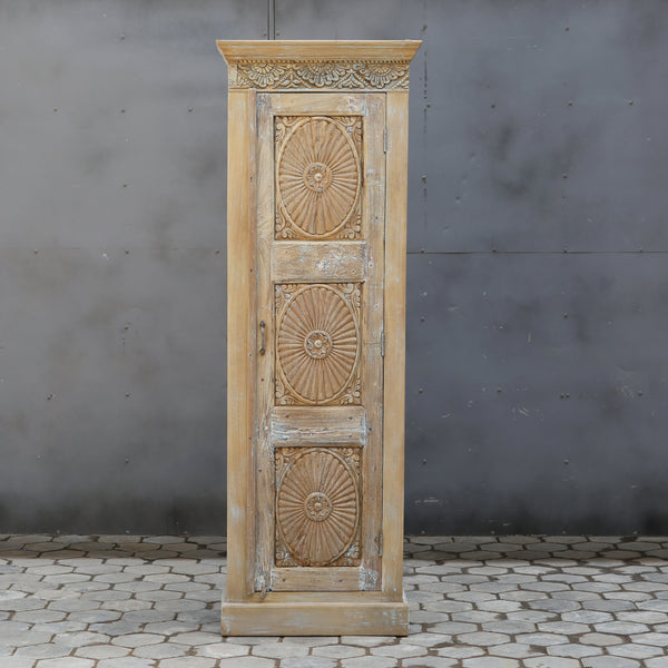 Colonne de rangement sculptée — bois massif patiné 83×28×18"