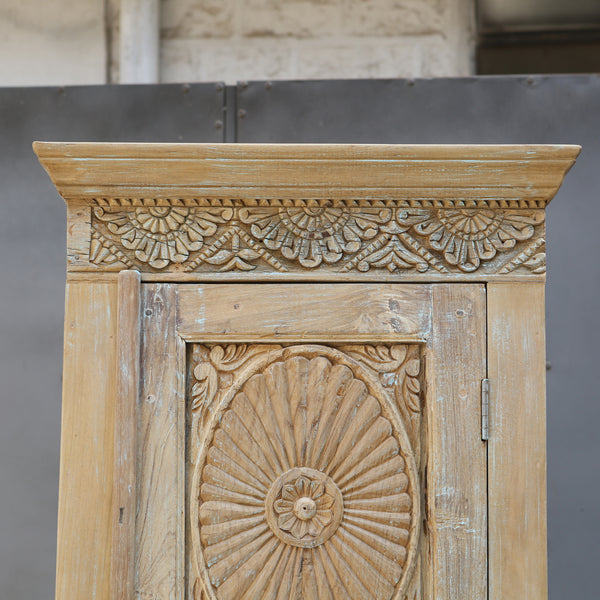Colonne de rangement sculptée — bois massif patiné 83×28×18"