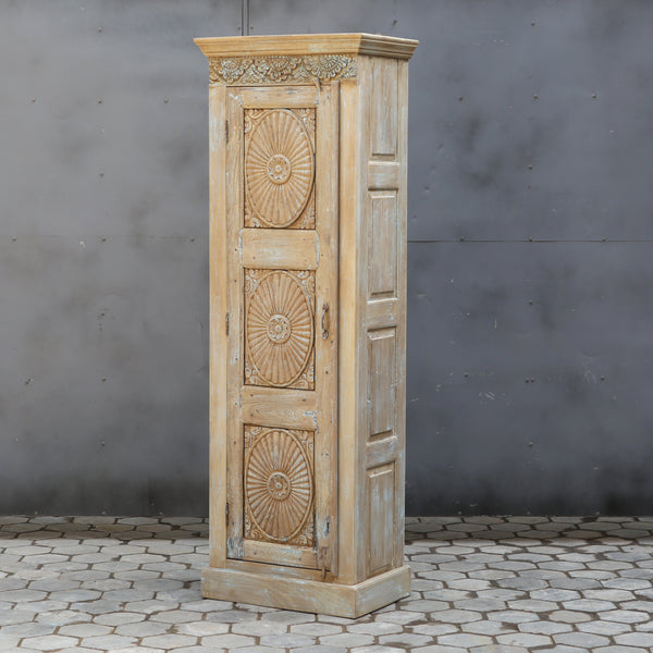 Colonne de rangement sculptée — bois massif patiné 83×28×18"