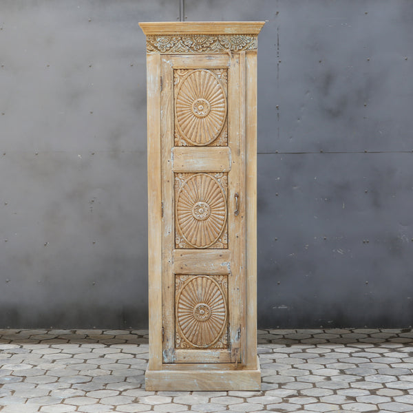 Colonne de rangement sculptée — bois massif patiné 83×28×18"