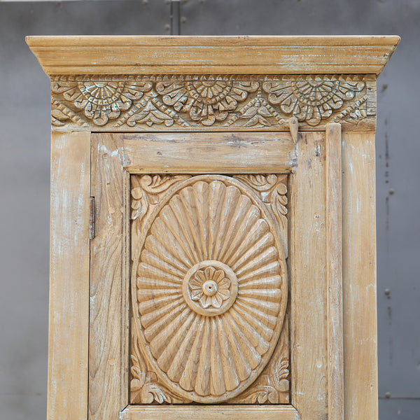 Colonne de rangement sculptée — bois massif patiné 83×28×18"