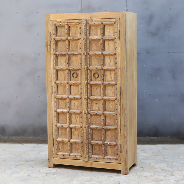 Armoire sculptée en bois massif — portes cloutées 72×39×18"