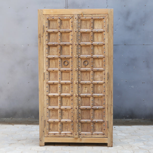 Armoire sculptée en bois massif — portes cloutées 72×39×18"