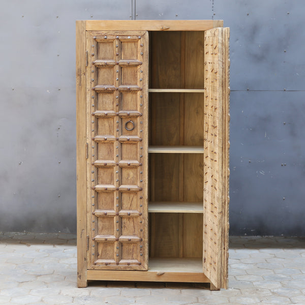 Armoire sculptée en bois massif — portes cloutées 72×39×18"