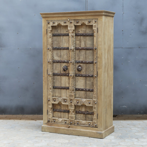 Armoire sculptée ancienne — bois massif et ferronnerie artisanale 75×44×19"