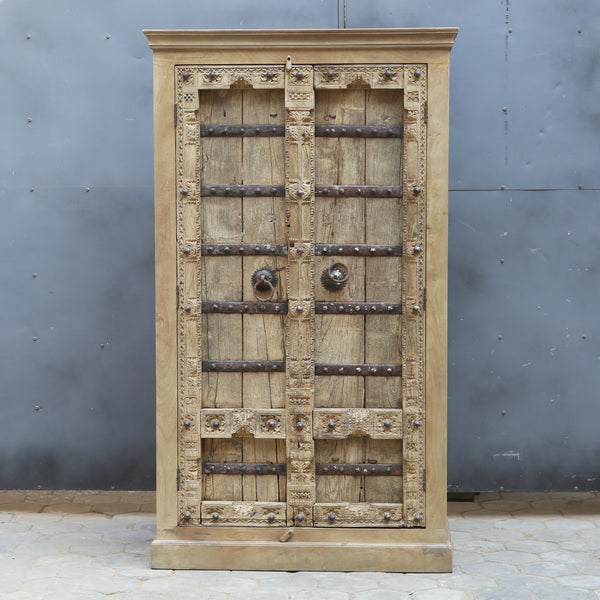 Armoire sculptée ancienne — bois massif et ferronnerie artisanale 75×44×19"