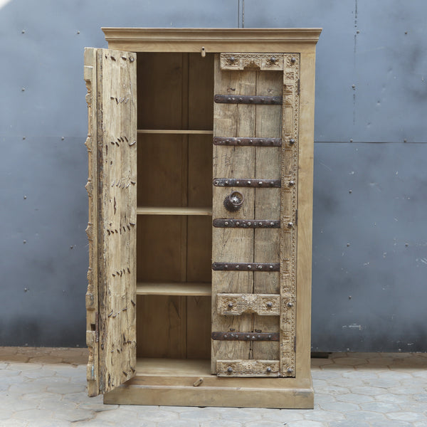 Armoire sculptée ancienne — bois massif et ferronnerie artisanale 75×44×19"