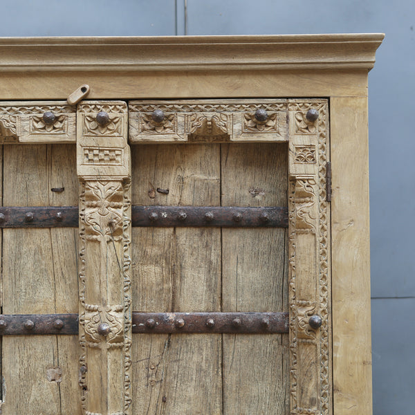 Armoire sculptée ancienne — bois massif et ferronnerie artisanale 75×44×19"