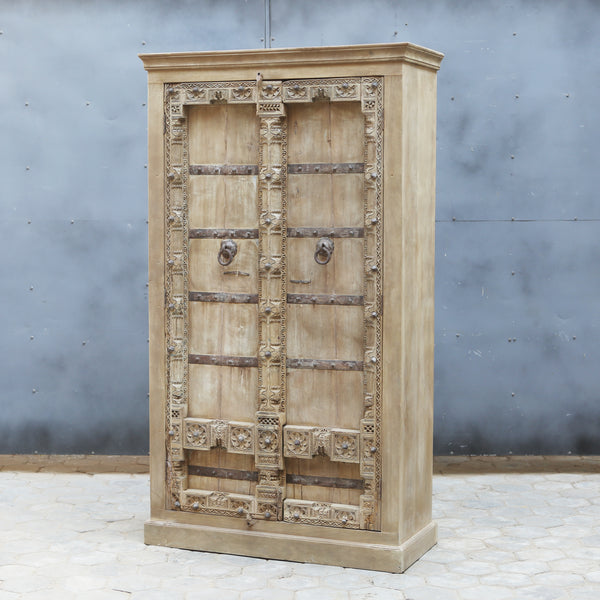 Armoire ancienne sculptée — portes traditionnelles 81×46×19"