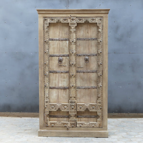 Armoire ancienne sculptée — portes traditionnelles 81×46×19"