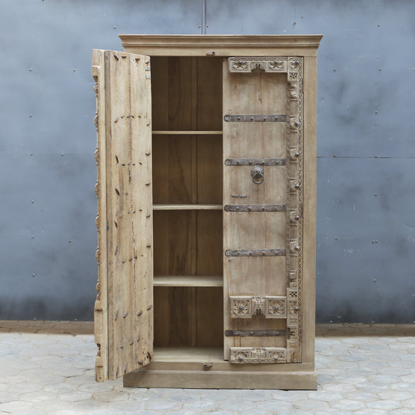 Armoire ancienne sculptée — portes traditionnelles 81×46×19"