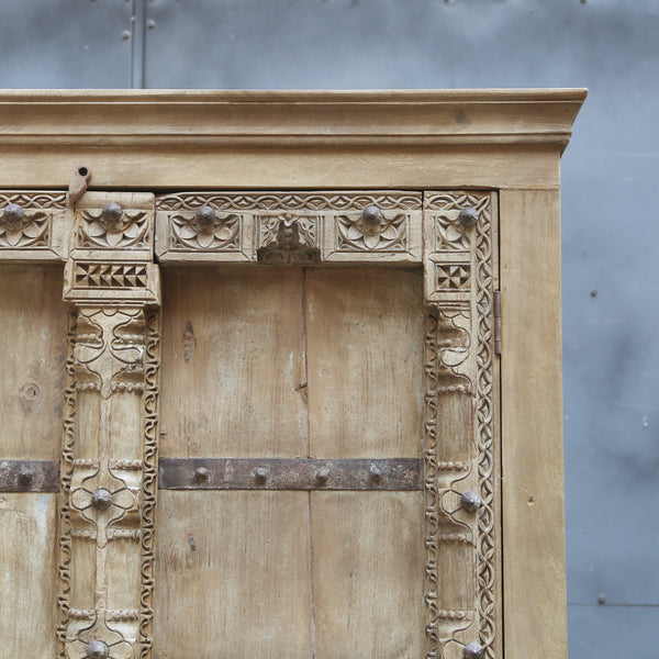 Armoire ancienne sculptée — portes traditionnelles 81×46×19"
