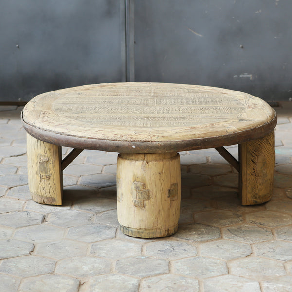 Table basse ronde ancienne — bois massif recyclé 42"