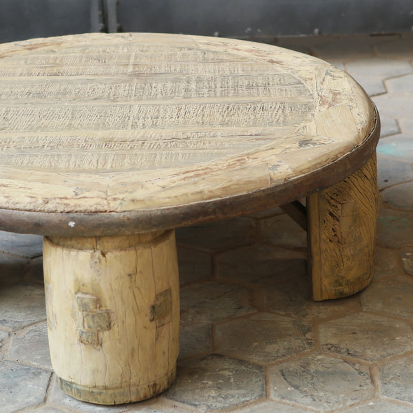 Table basse ronde ancienne — bois massif recyclé 42"