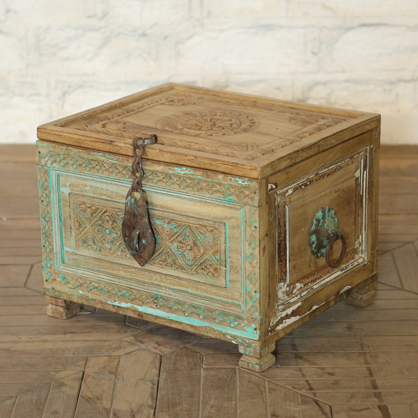 Coffre sculpté ancien — bois massif patiné 15×20×17"
