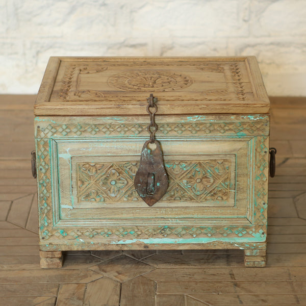 Coffre sculpté ancien — bois massif patiné 15×20×17"