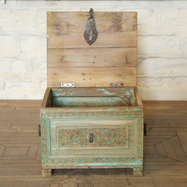 Coffre sculpté ancien — bois massif patiné 15×20×17"