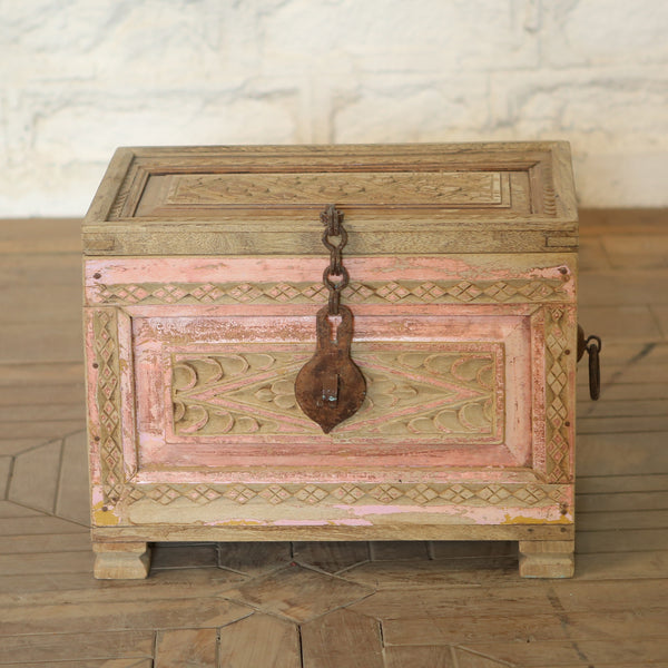 Coffre ancien sculpté rose patiné — bois massif 14×18×12"