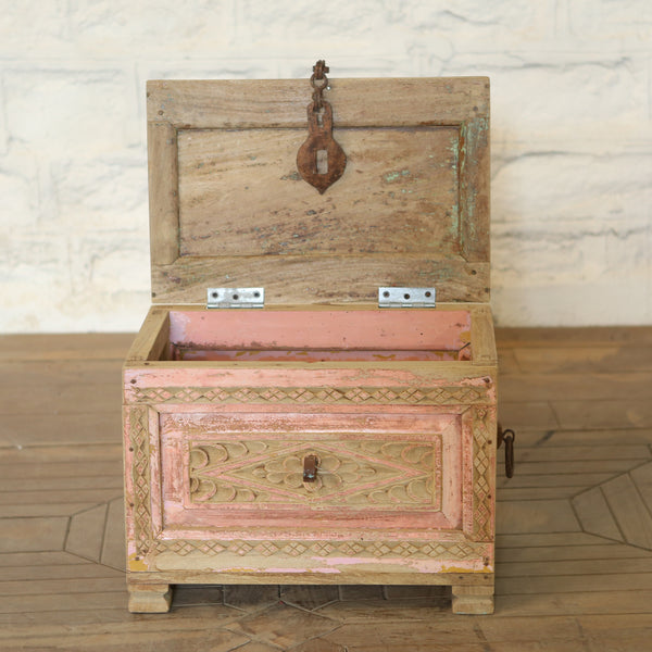 Coffre ancien sculpté rose patiné — bois massif 14×18×12"