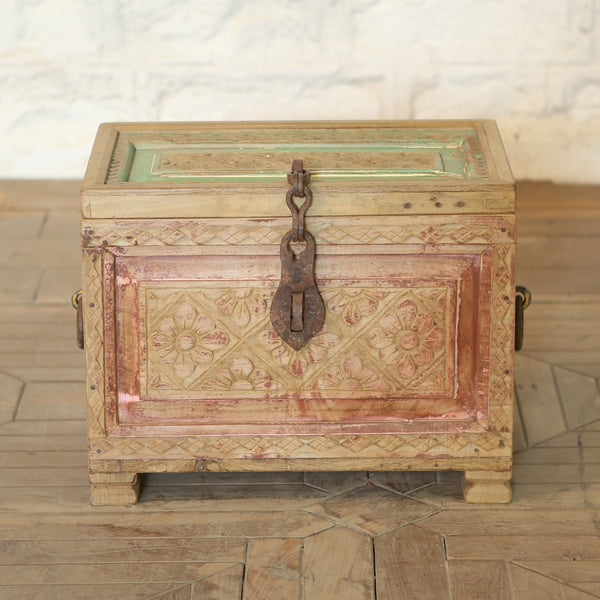 Coffre ancien sculpté terracotta et vert patiné — bois massif 14×18×12"