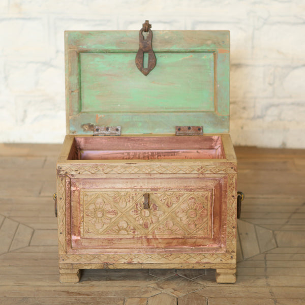 Coffre ancien sculpté terracotta et vert patiné — bois massif 14×18×12"