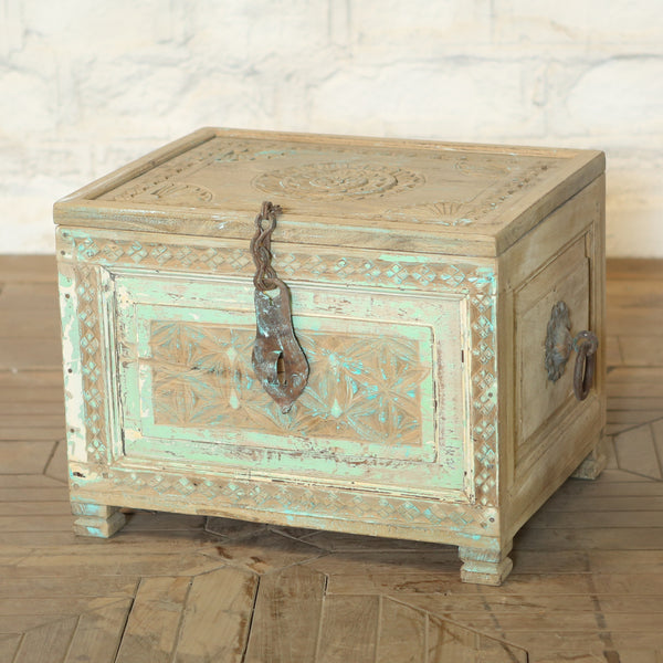 Coffre ancien sculpté vert patiné — bois massif 17×23×16"