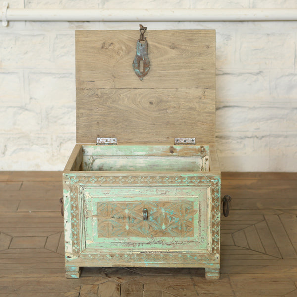 Coffre ancien sculpté vert patiné — bois massif 17×23×16"