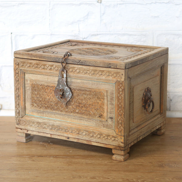 Coffre en bois d’acacia — 19.5×15.5×14.5" — PA32786