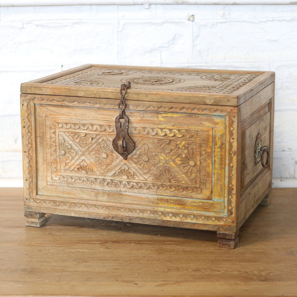 Coffre en bois d’acacia — 24×28×16" — PA32790