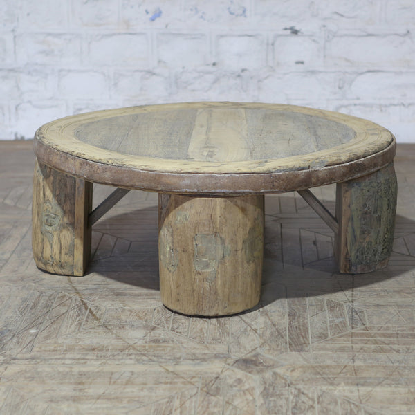 Table basse ronde en bois d’acacia — 41.75×41.75×16.25" — PA32850