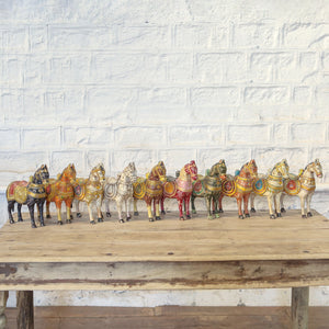 Cheval peint en bois de manguier — 12×4×12